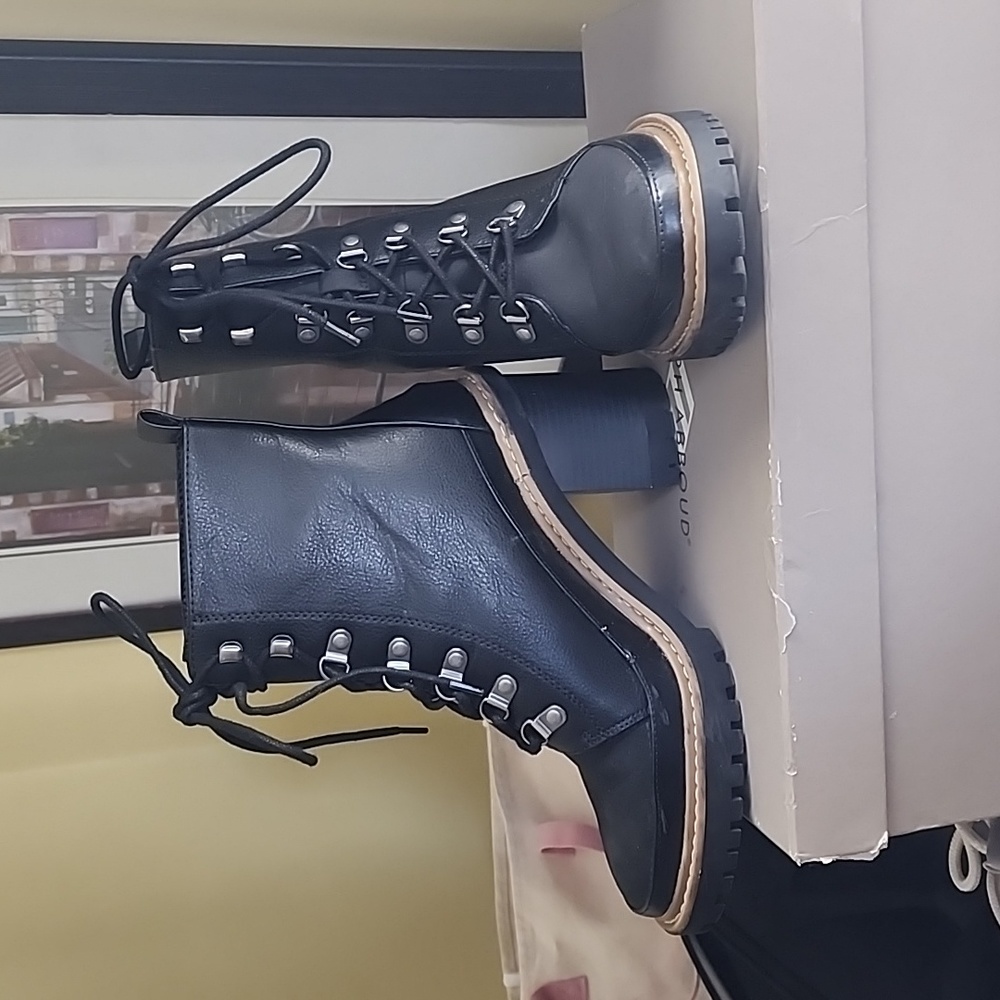 a. new day heel boots 👢